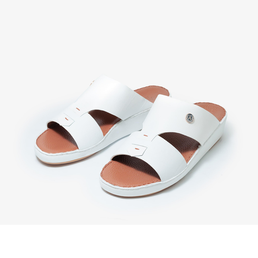 جلد بقرة أبيض + جوارب بلون أسمر فاتح