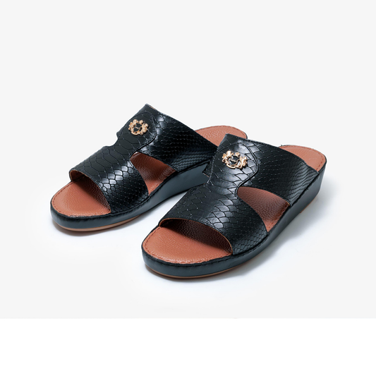 تطريز ألماسي بتاج أسود مع جوارب من جلد أسمر فاتح، ونعل خارجي فائق النعومة وخفيف الوزن