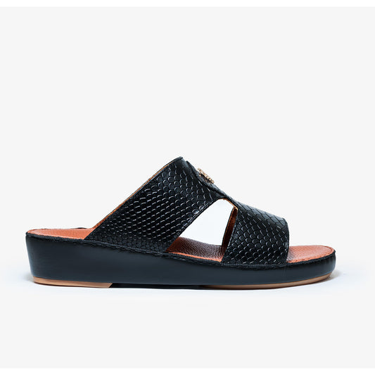 تطريز ألماسي بتاج أسود مع جوارب من جلد أسمر فاتح، ونعل خارجي فائق النعومة وخفيف الوزن