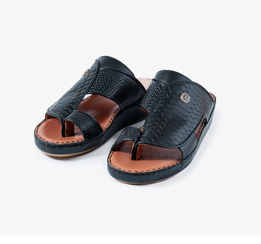 شريط كوبرا أسود مع جلد نعامة أسود وجوارب من جلد أسمر فاتح، ونعل خارجي فائق النعومة وخفيف الوزن