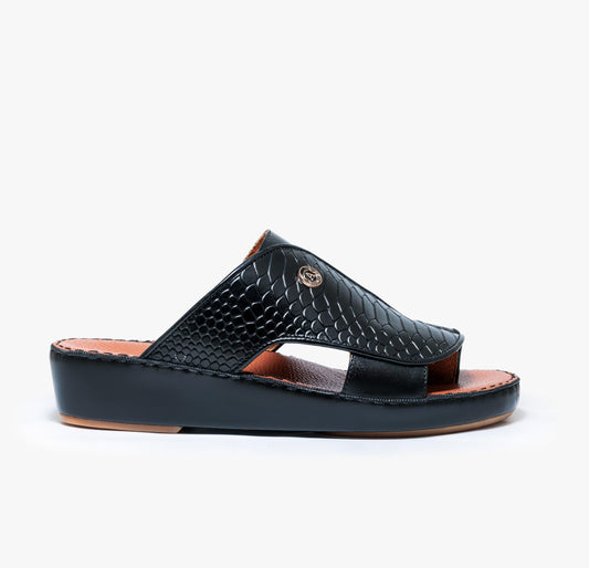 شريط كوبرا أسود مع جلد نعامة أسود وجوارب من جلد أسمر فاتح، ونعل خارجي فائق النعومة وخفيف الوزن