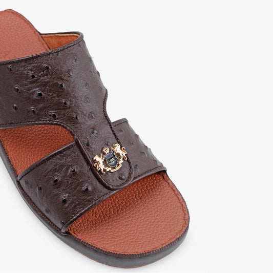 جلد نعامة بني + جوارب بلون أسمر فاتح