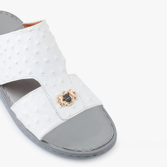 نعامة بيضاء مع جوارب رمادية، ونعل خارجي فائق النعومة وخفيف الوزن