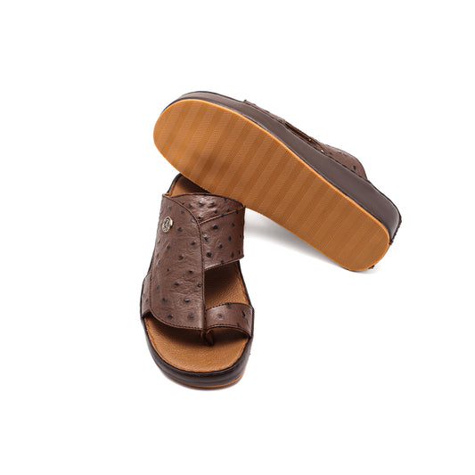 ٩٠٢٢- صندل رجالي بني من جلد النعام