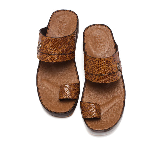 ٩٠١٢ - نعال رجالي بلون التان من جلد التمساح المنقوش