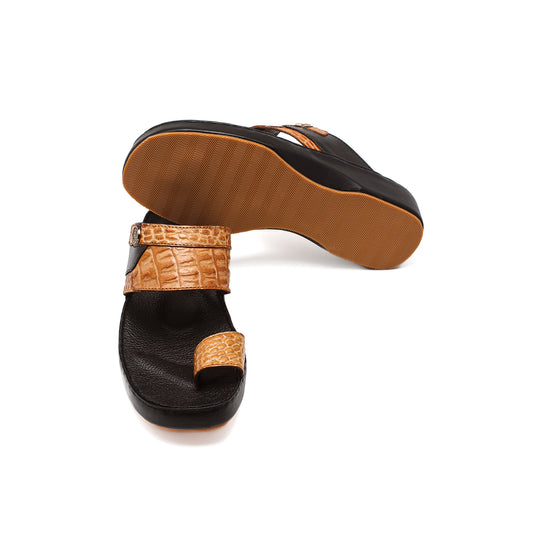 ٩٠١٠ - نعال رجالي بلون التان من جلد التمساح المنقوش