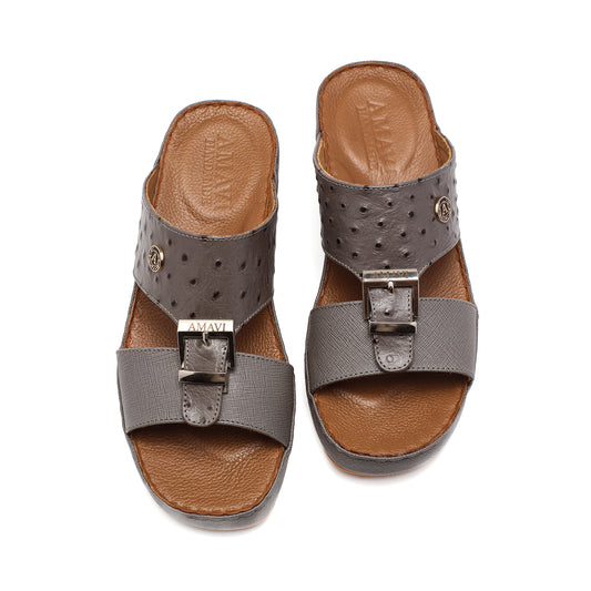 ٩٠٠٦ - نعال رجالي رمادي من جلد النعام والجلد المنقوش