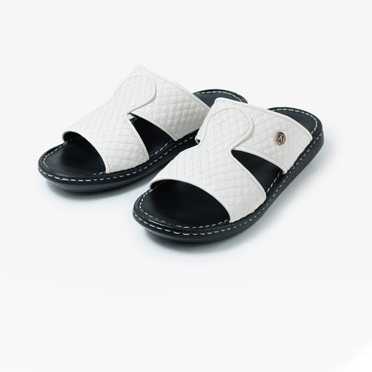 تطريز ألماسي بتاج أبيض مع جوارب سوداء، نعل فائق النعومة وخفيف الوزن