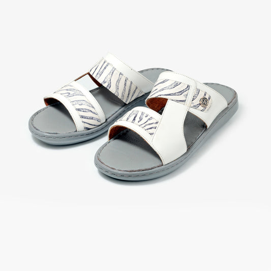 نعامة بتاج أبيض مع جوارب بلون أسمر فاتح، ونعل خارجي فائق النعومة وخفيف الوزن