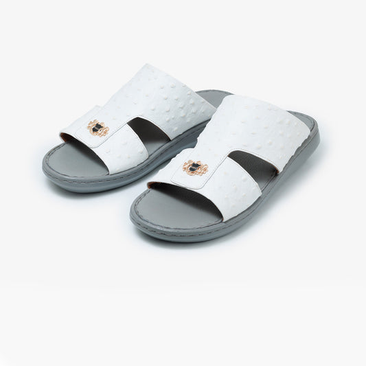 نعامة بيضاء مع جوارب رمادية، ونعل خارجي فائق النعومة وخفيف الوزن