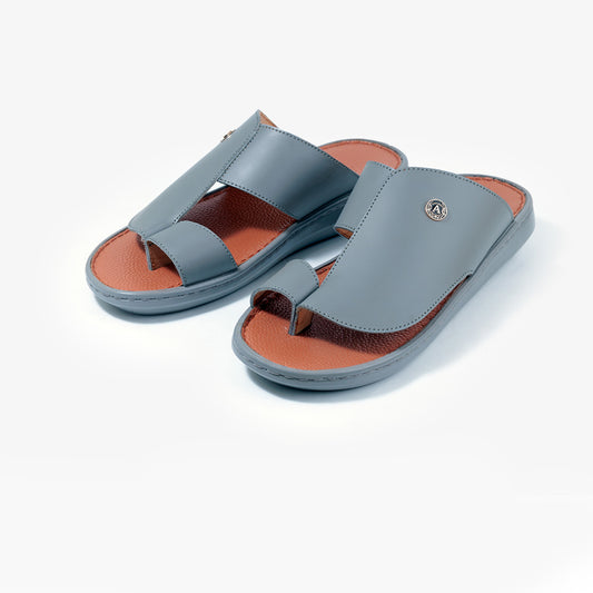 جلد بقرة رمادي مع جوارب من جلد أسمر فاتح، ونعل خارجي فائق النعومة وخفيف الوزن