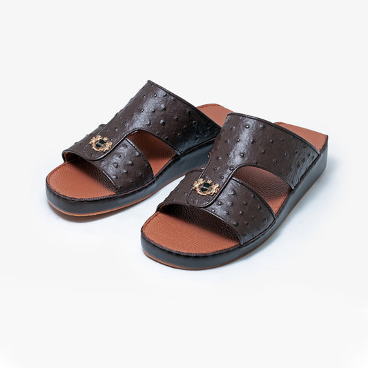 جلد نعامة بني + جوارب بلون أسمر فاتح