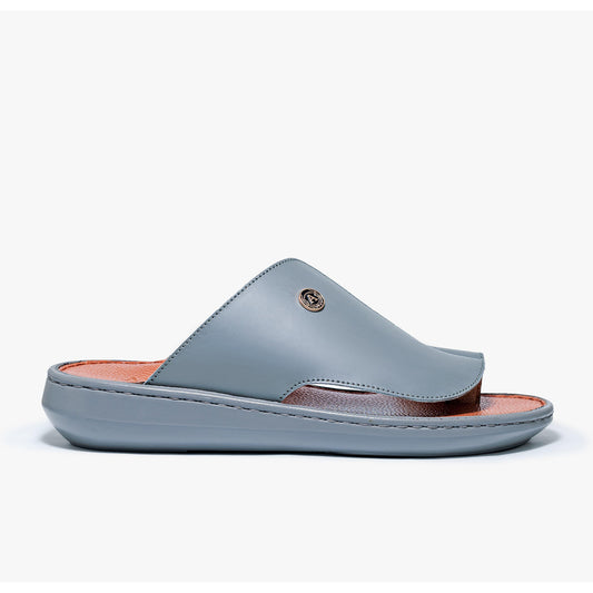 جلد بقرة رمادي مع جوارب من جلد أسمر فاتح، ونعل خارجي فائق النعومة وخفيف الوزن