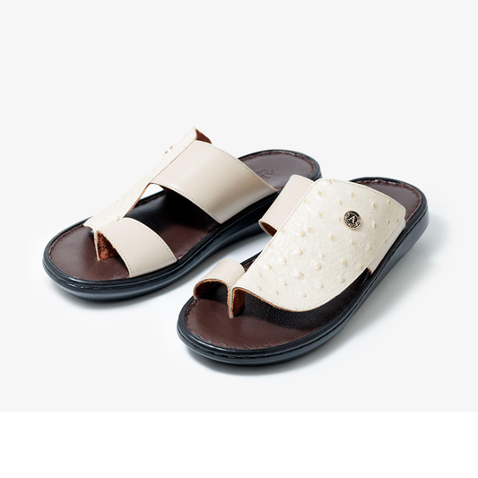 جلد نعامة أبيض كريمي + جوارب بنية داكنة، ونعل خارجي فائق النعومة وخفيف الوزن